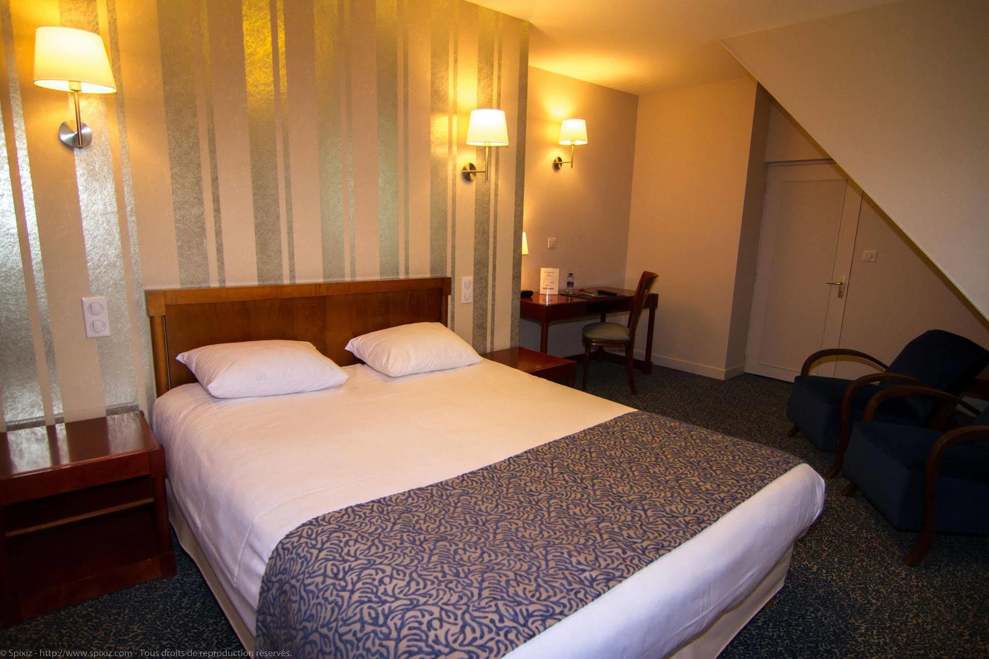 Logis Hotel Du Chateau Combourg Ngoại thất bức ảnh